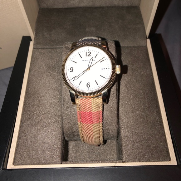 Authentic BURBERRY WOMENS WATCH - Picture 2 of 8